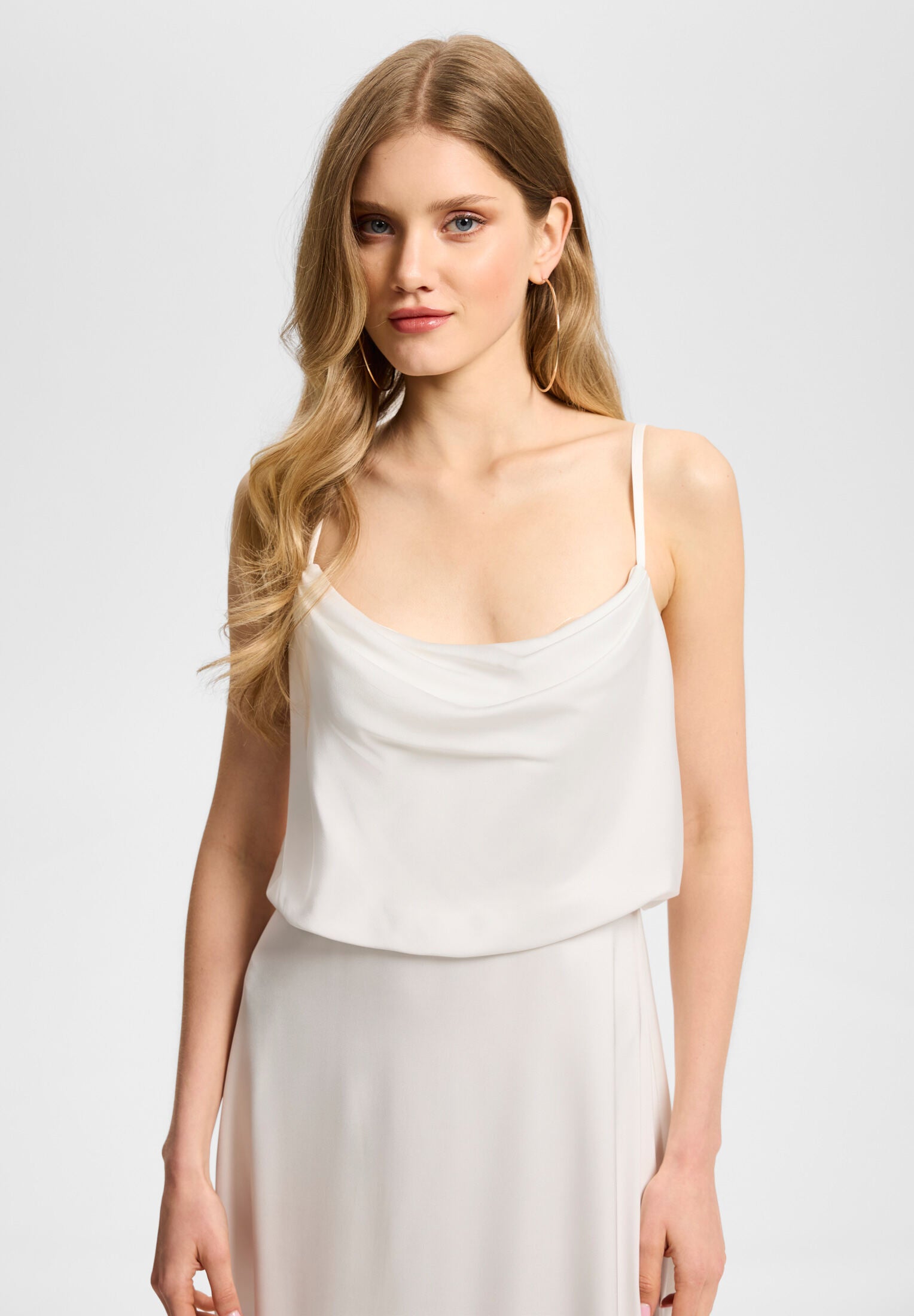 Abendkleid aus Satin mit angedeutetem Wasserfallausschnitt