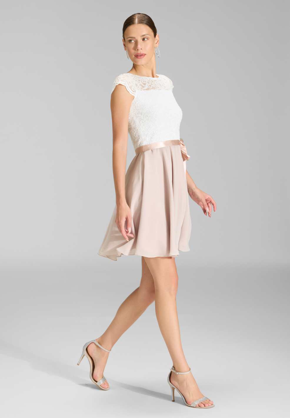 Zweifarbiges Kleid mit filigraner Spitze