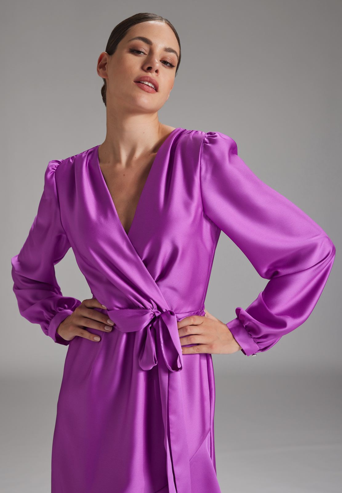 Volantkleid aus nachhaltigem Satinchiffon