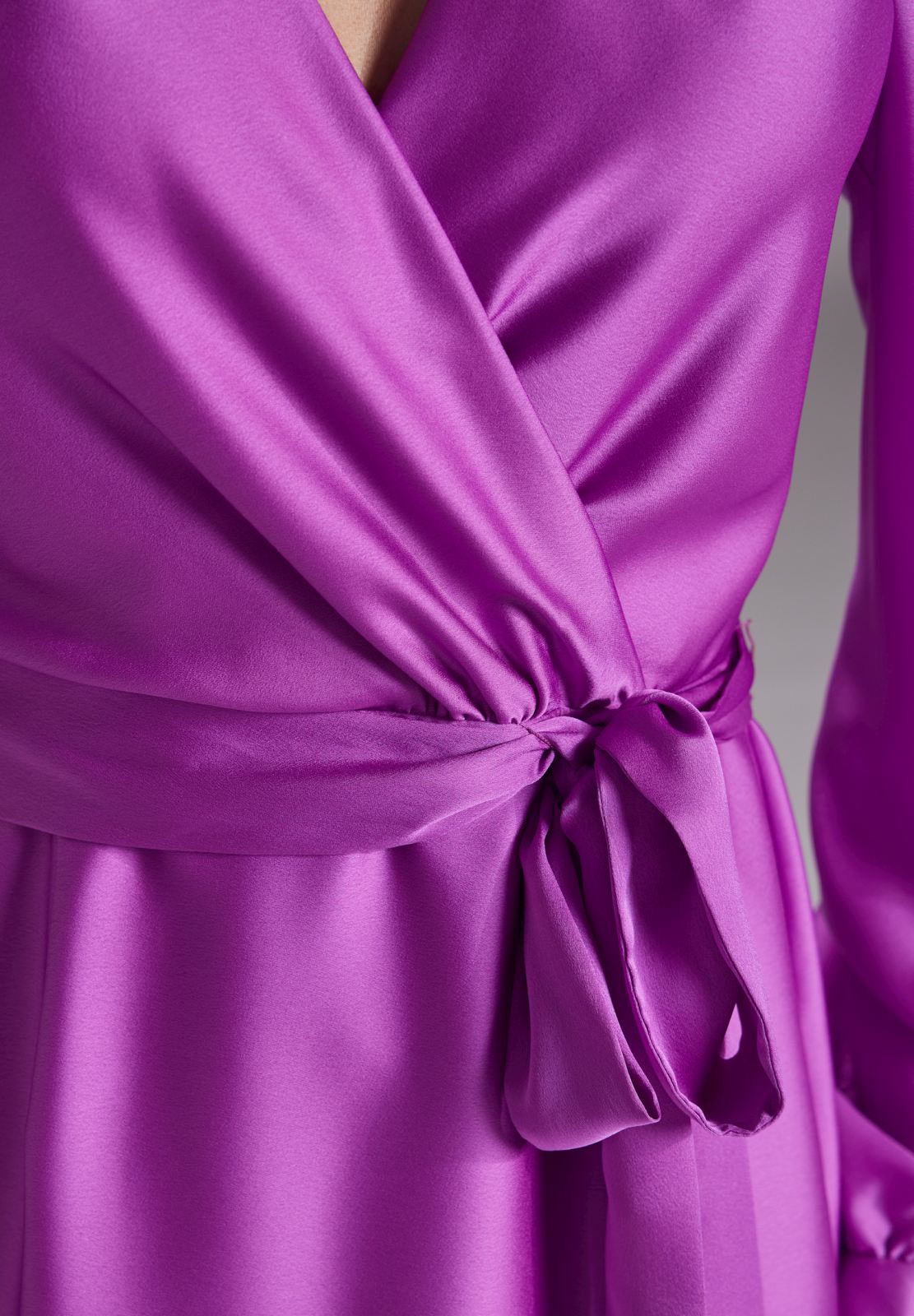 Volantkleid aus nachhaltigem Satinchiffon
