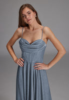 Schimmerndes Abendkleid mit Drapierung