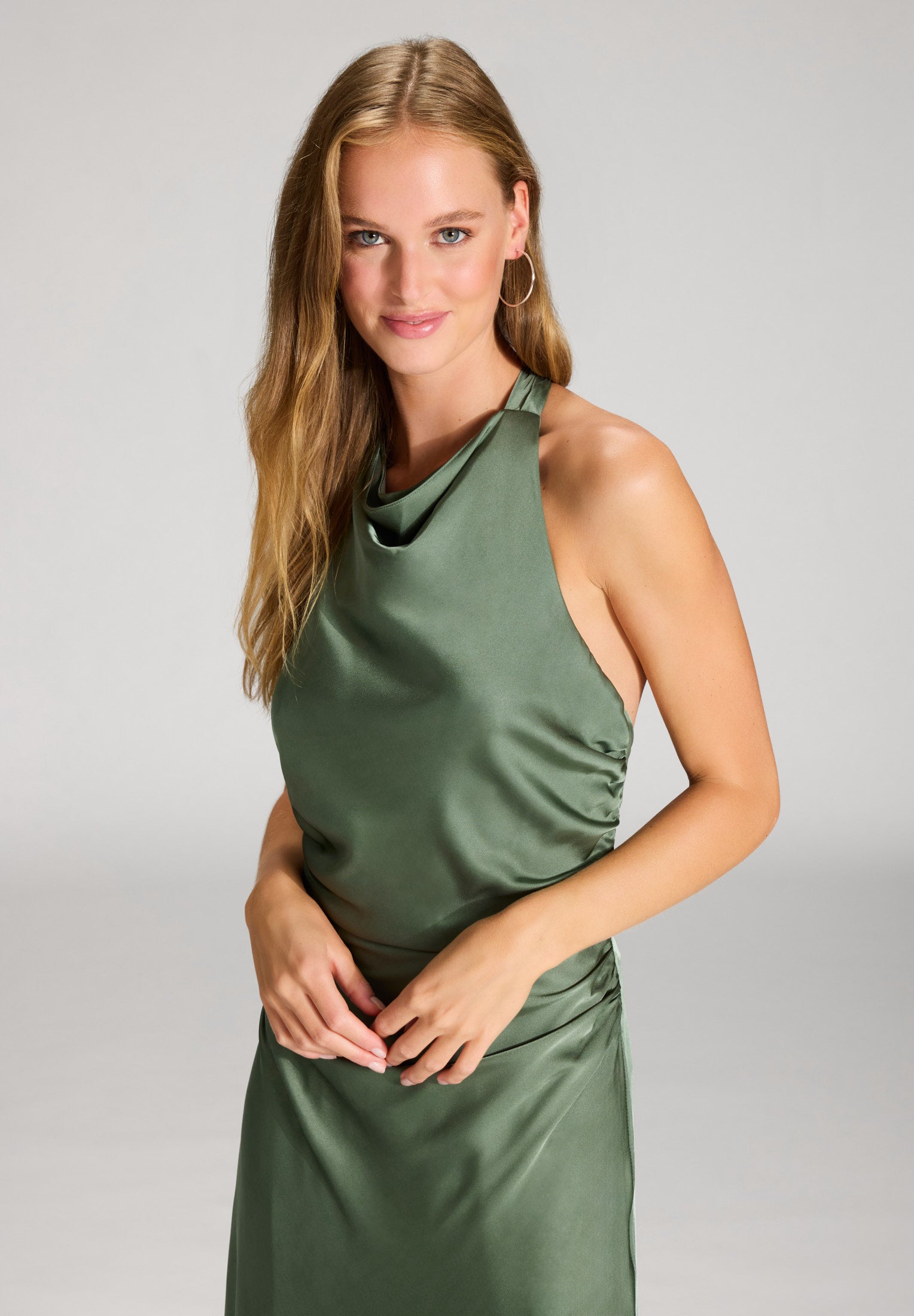 Midikleid aus Satin mit Rückenausschnitt