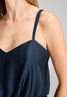 Abendkleid aus nachhaltigem Satin mit gekreuzten Spagettiträgern