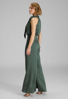 Jumpsuit mit Schluppe aus gehämmertem Satin