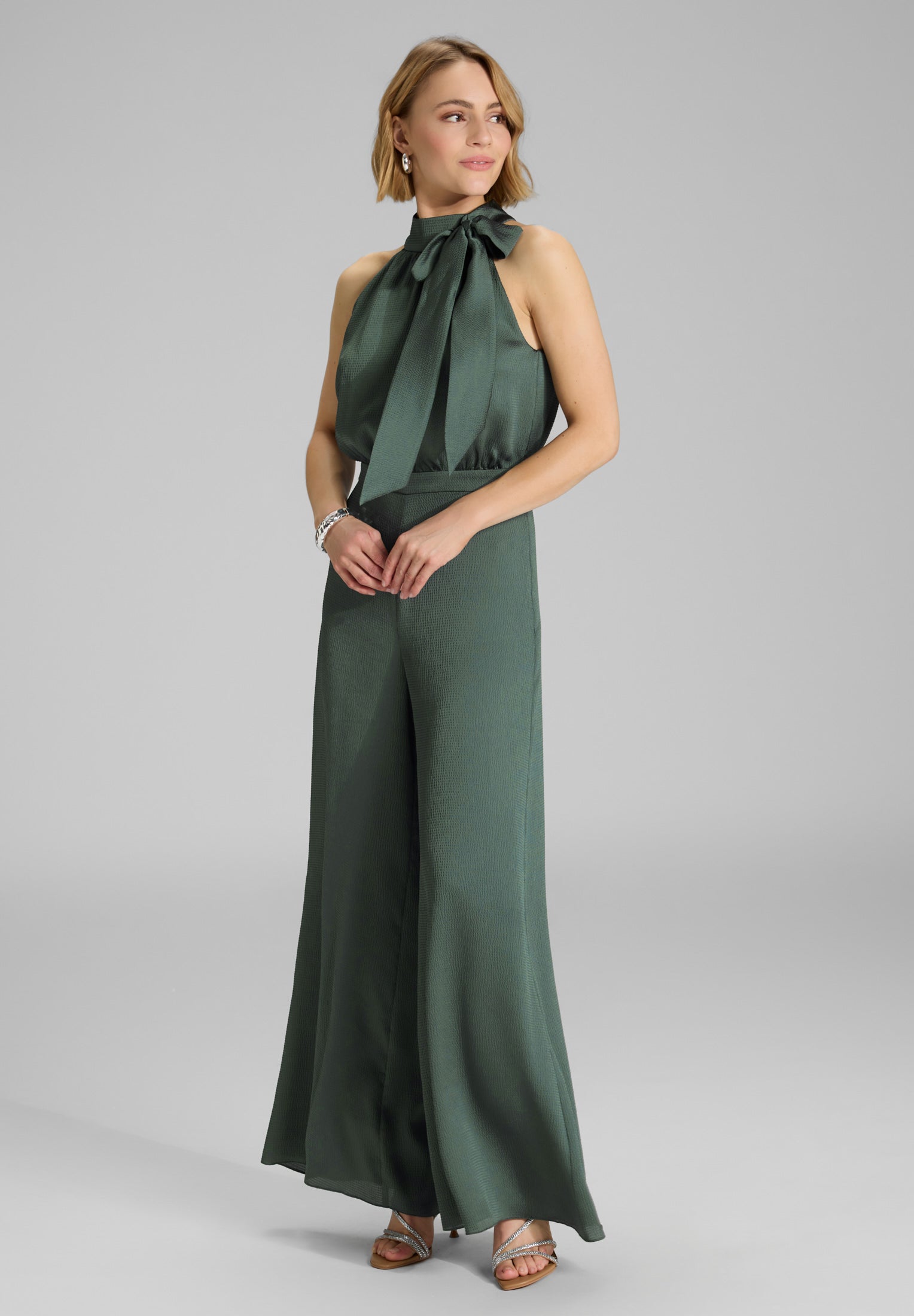 Jumpsuit mit Schluppe aus gehämmertem Satin