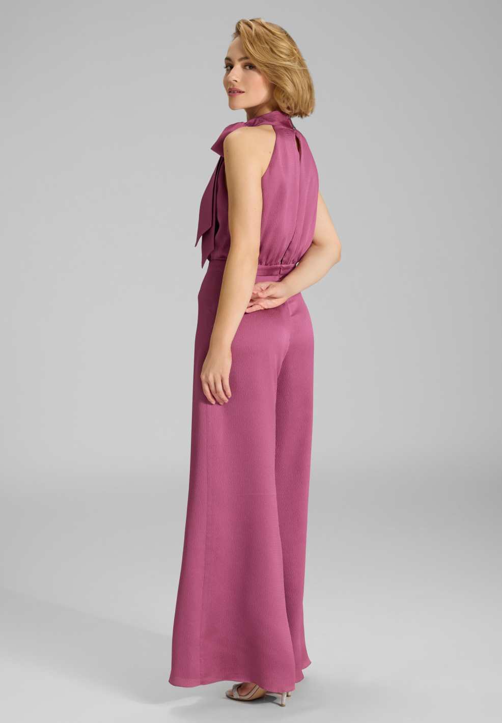 Jumpsuit mit Schluppe aus gehämmertem Satin