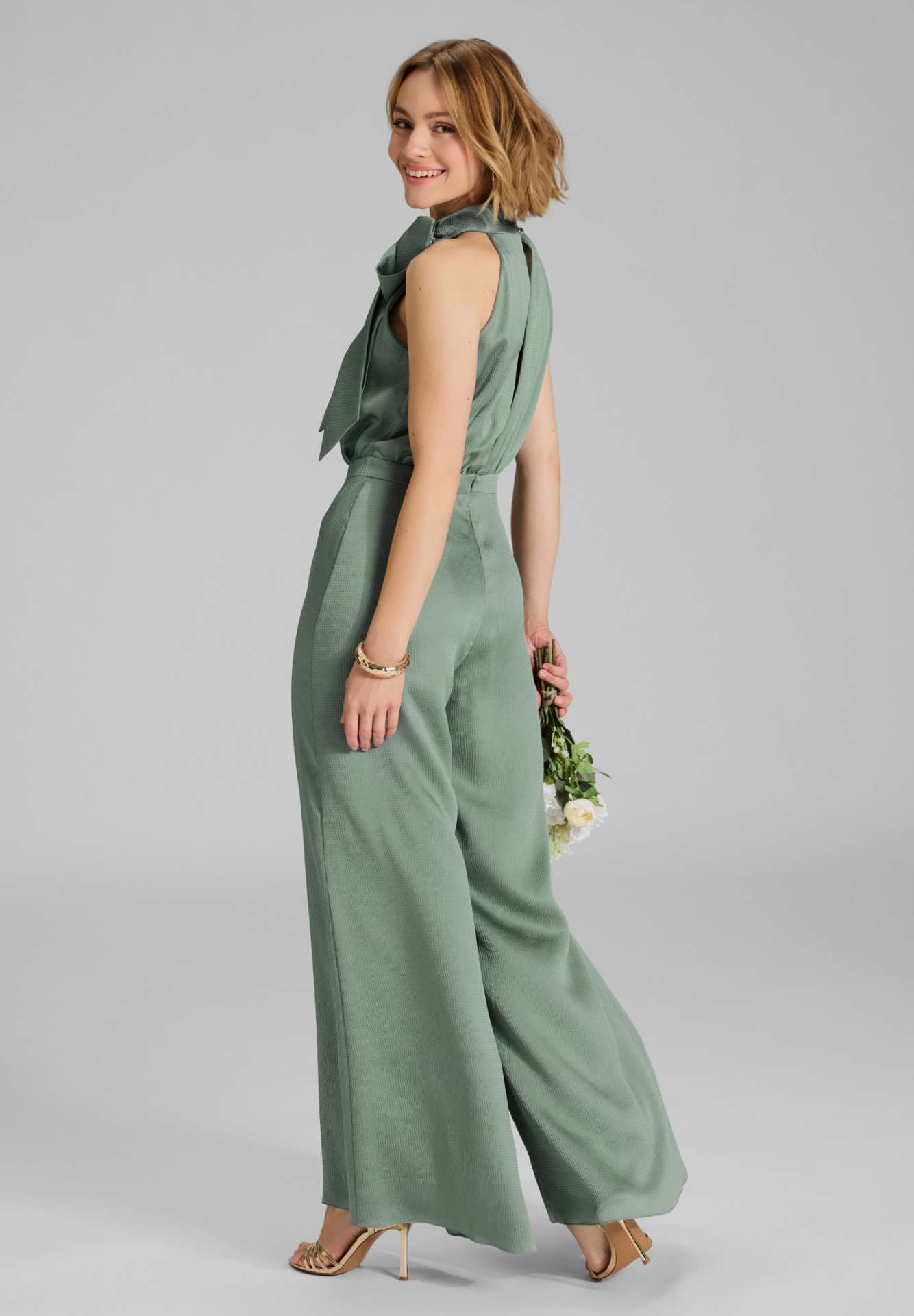 Jumpsuit mit Schluppe aus gehämmertem Satin