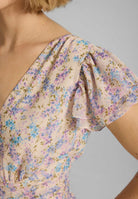 Maxikleid mit kurzen Flügelärmeln aus floral bedrucktem Crinkle Chiffon