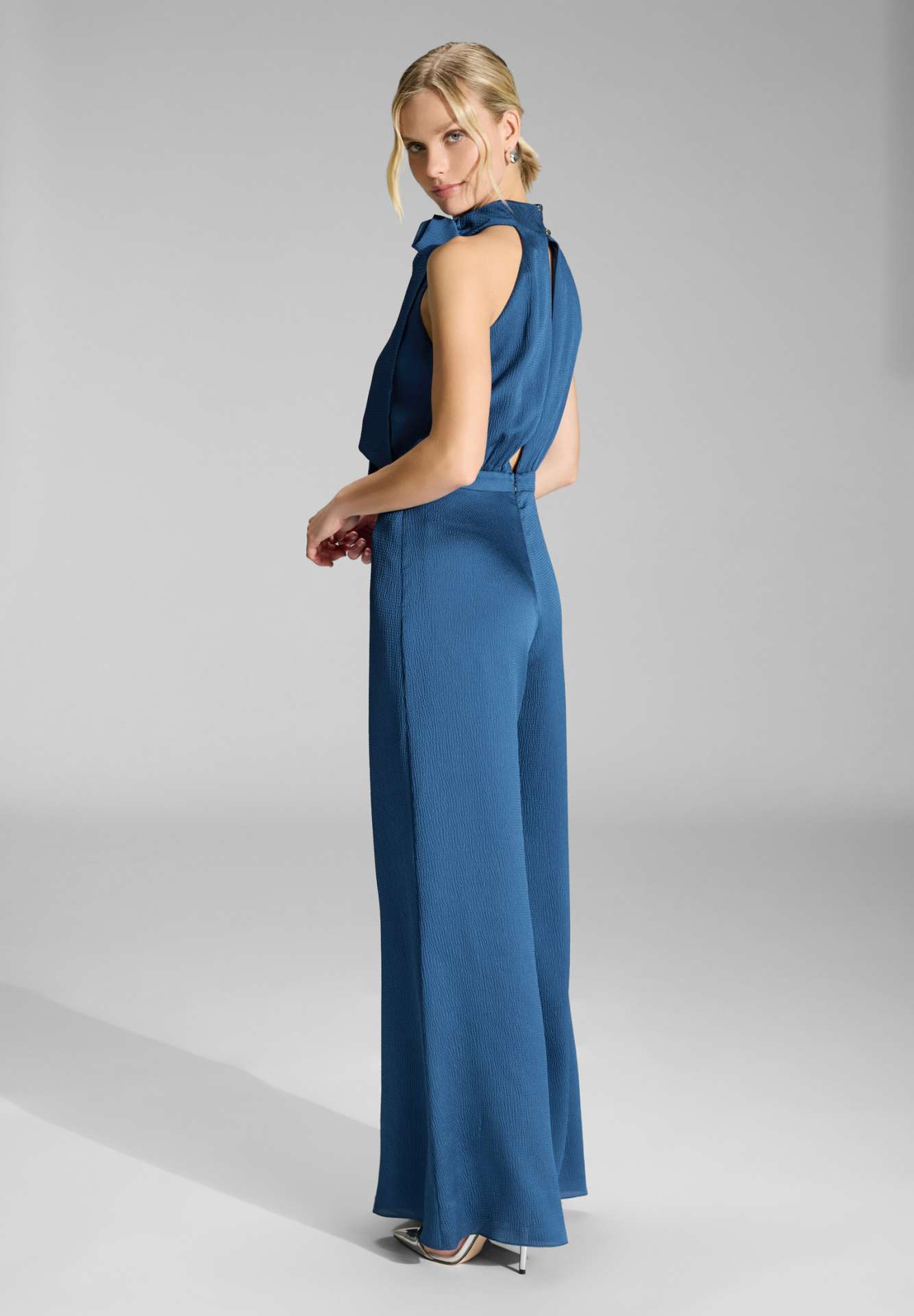 Jumpsuit mit Schluppe aus gehämmertem Satin