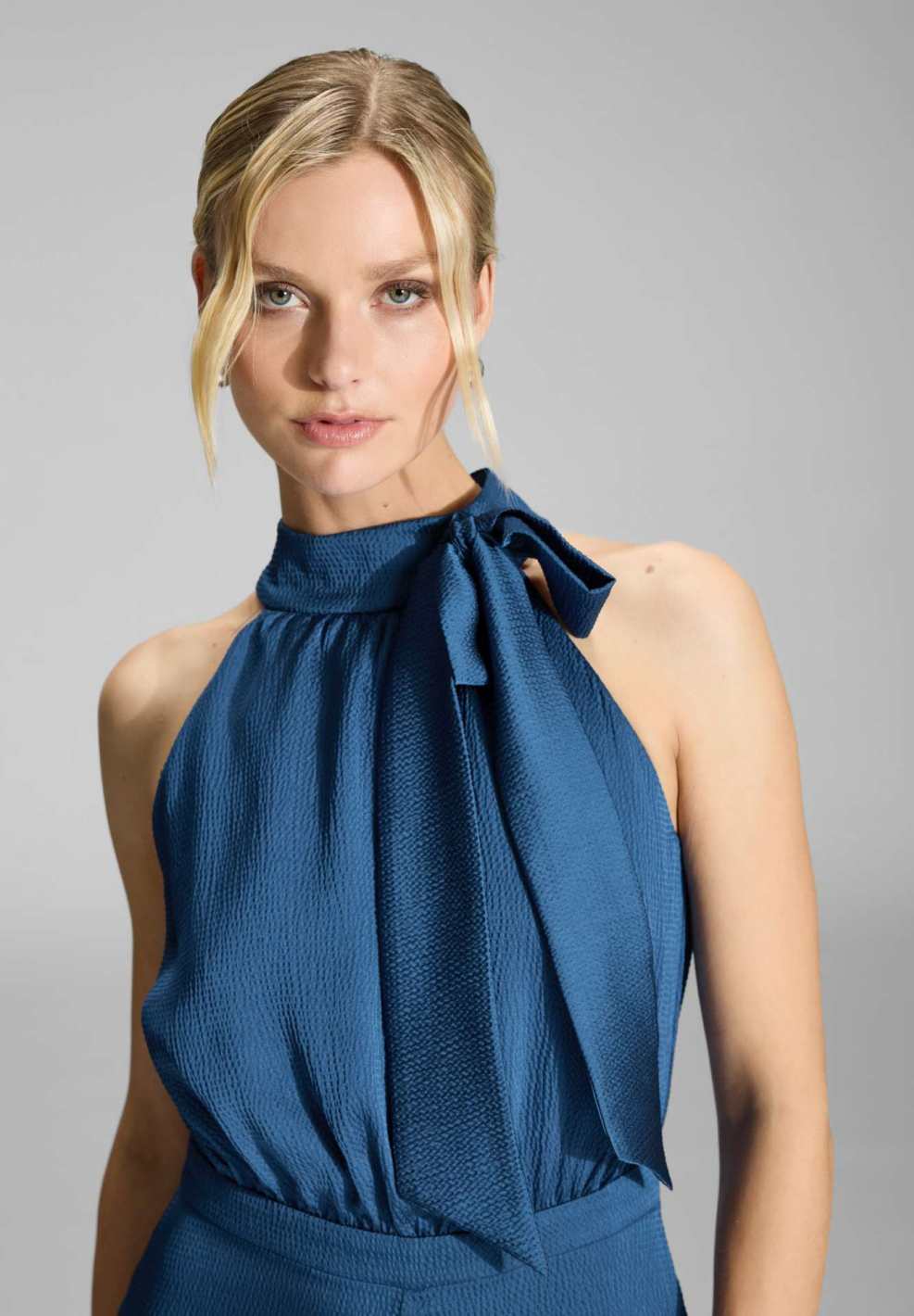 Jumpsuit mit Schluppe aus gehämmertem Satin
