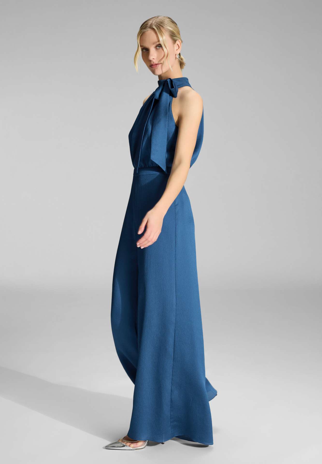 Jumpsuit mit Schluppe aus gehämmertem Satin