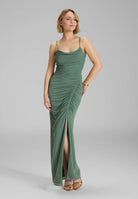 Figurbetontes Abendkleid aus Mesh mit Beinschlitz und Raffungen
