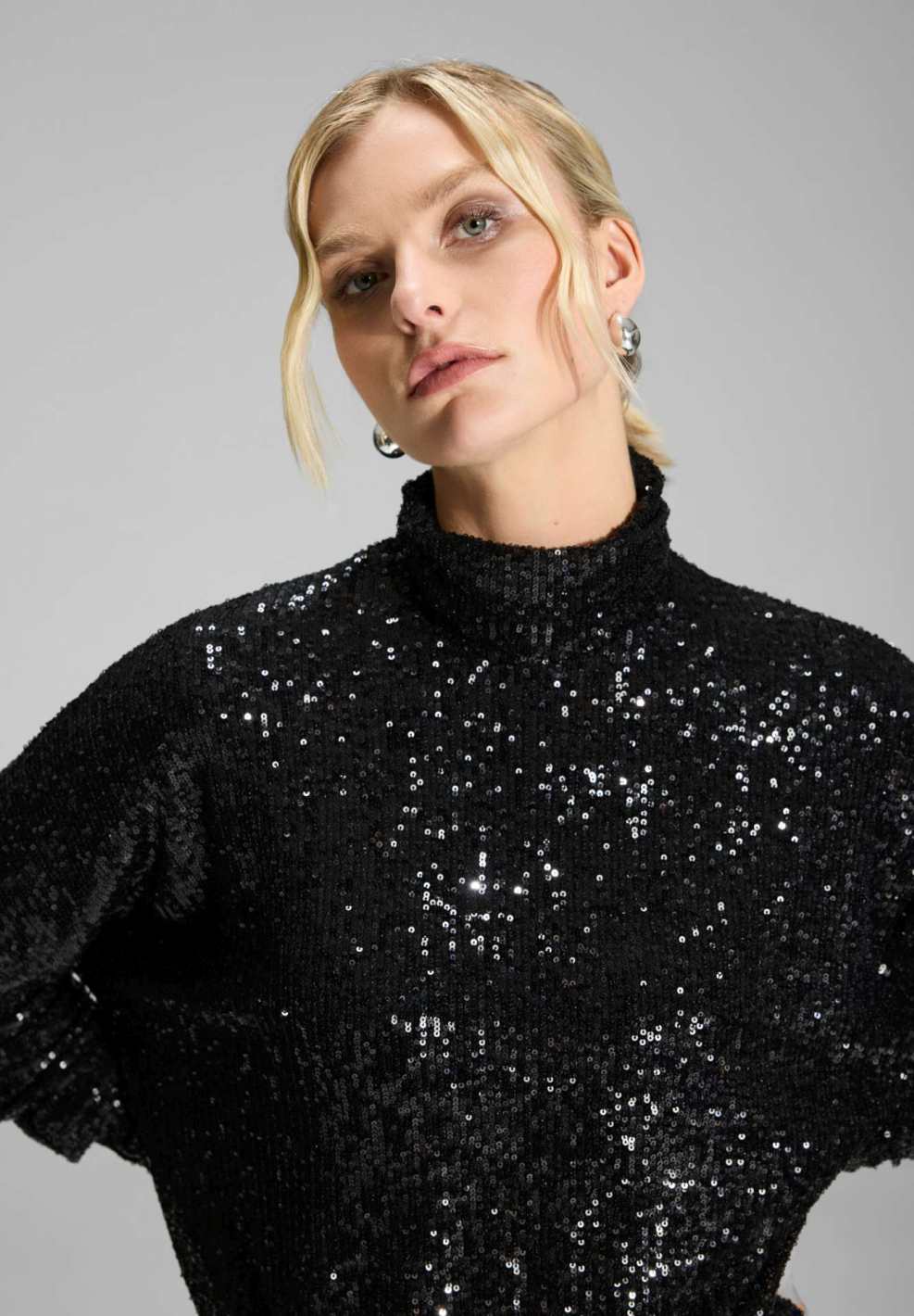 Kurzes Cocktailkleid aus elastischer Paillette mit Fledermausärmel