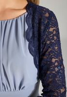 Bolero aus Spitze mit Bogenkante