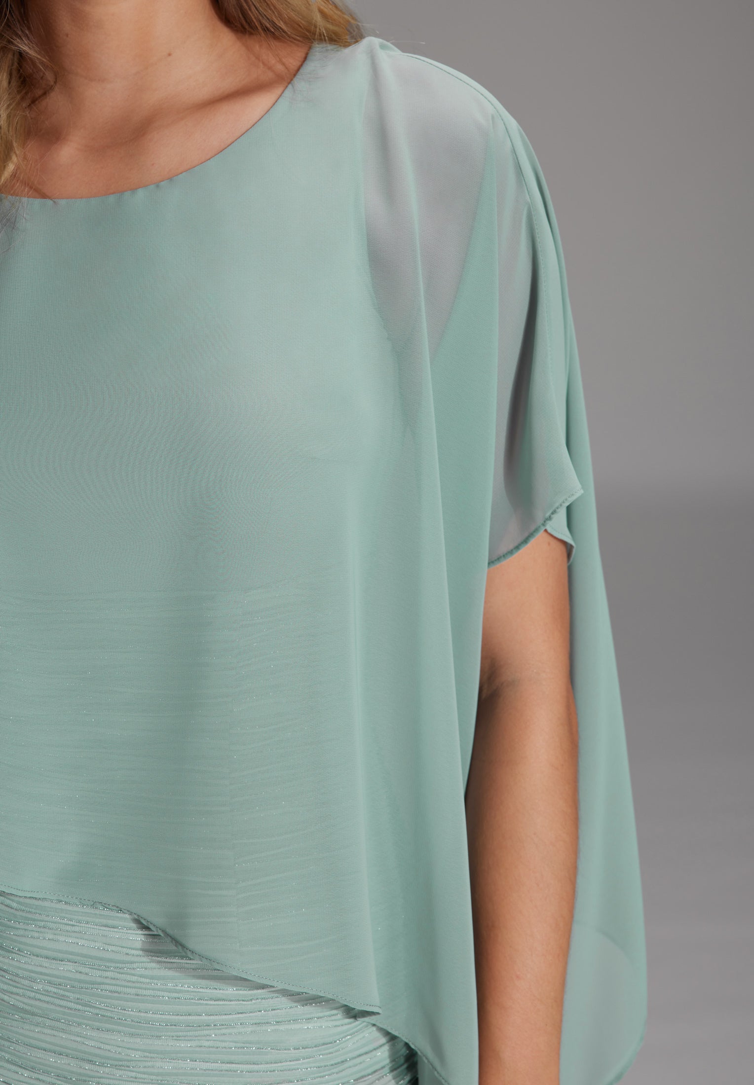 Cocktailkleid mit Überwurf