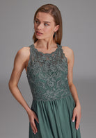 High-closed-Abendkleid mit floraler Spitze