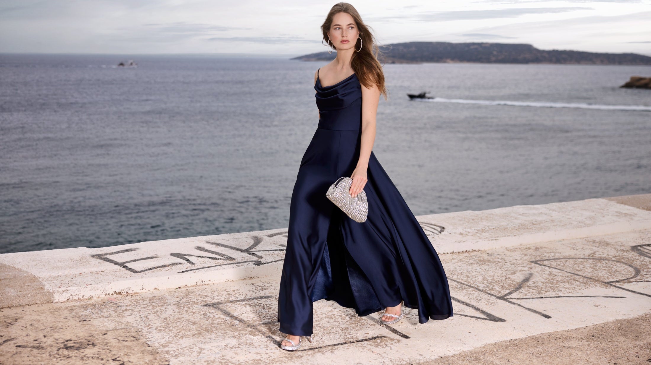 Abendkleid aus nachhaltigem Satin mit Wasserfall-Ausschnitt und Beinschlitz