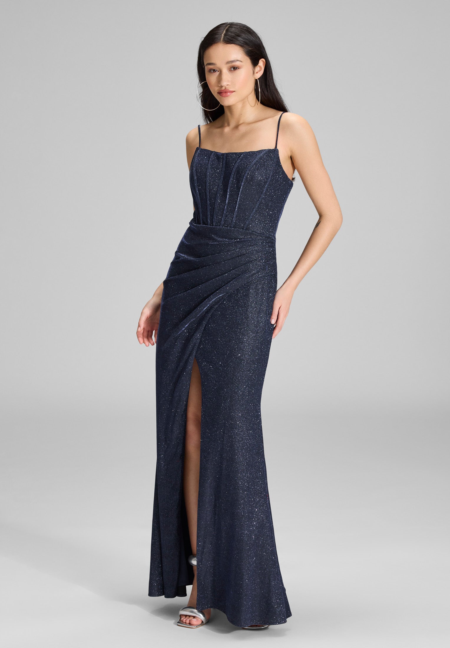 Figurbetontes Abendkleid mit Beinschlitz