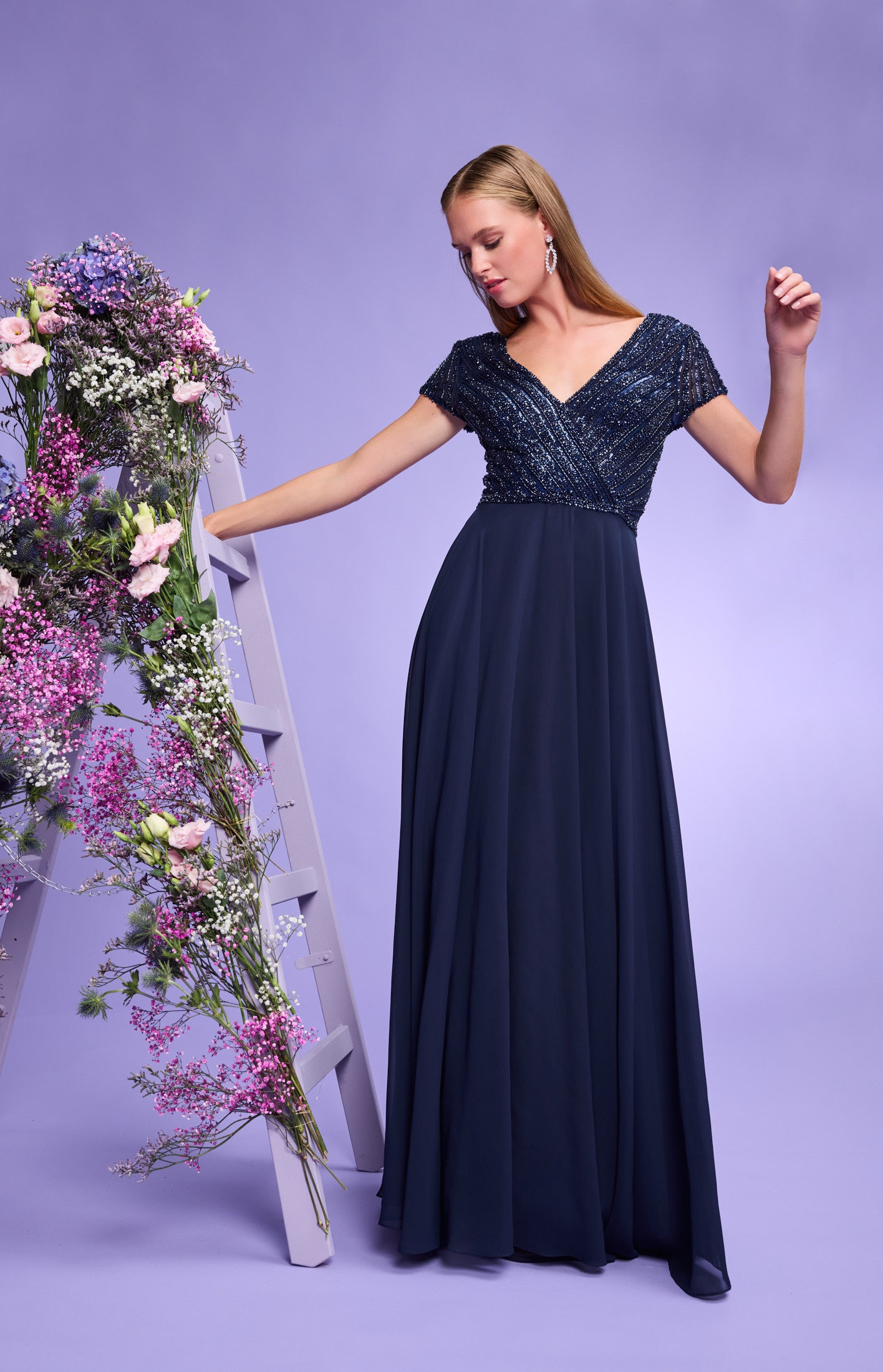 Besticktes Chiffonkleid mit kurzen Ärmeln