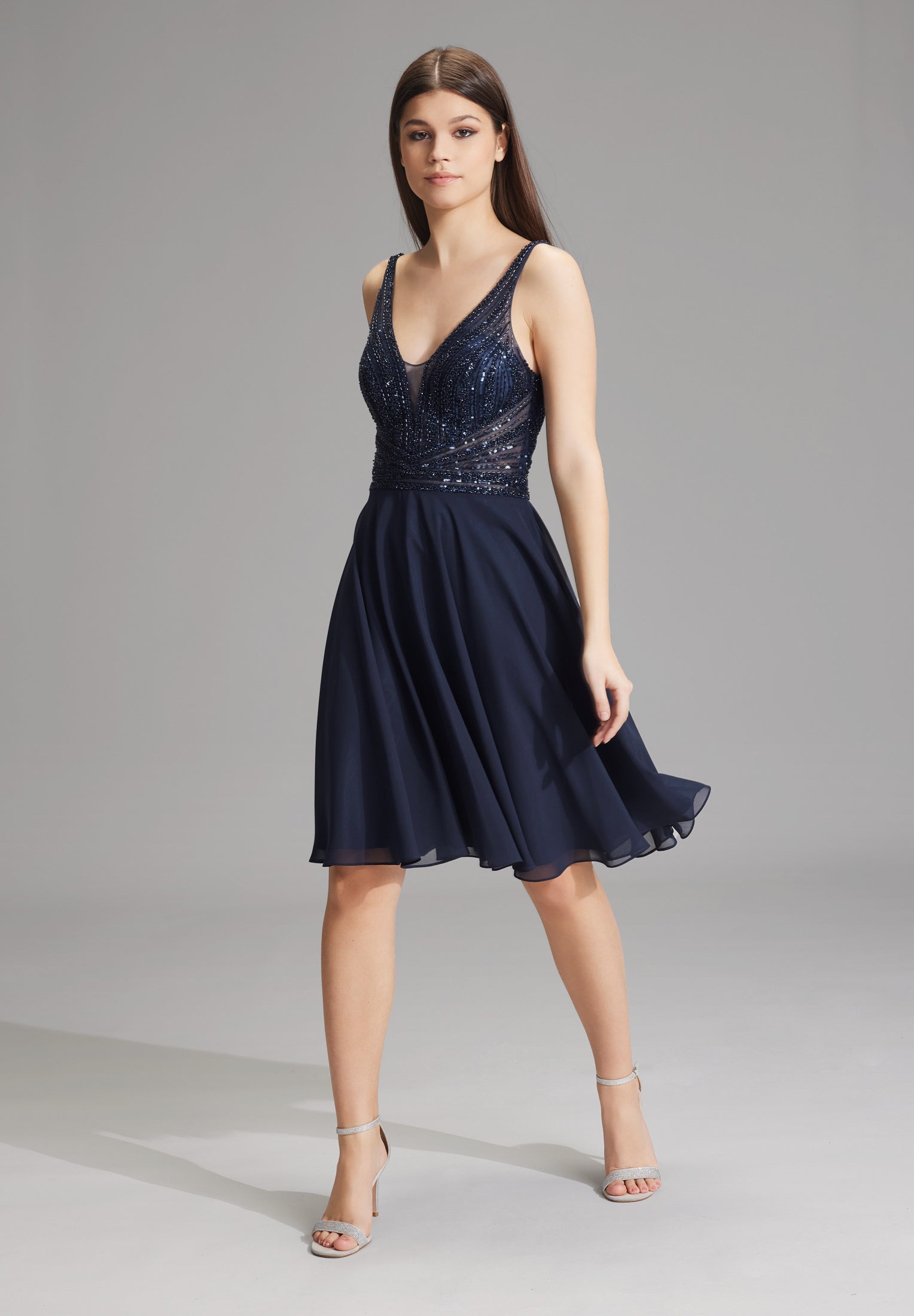 Cocktailkleid mit tonaler Stickerei