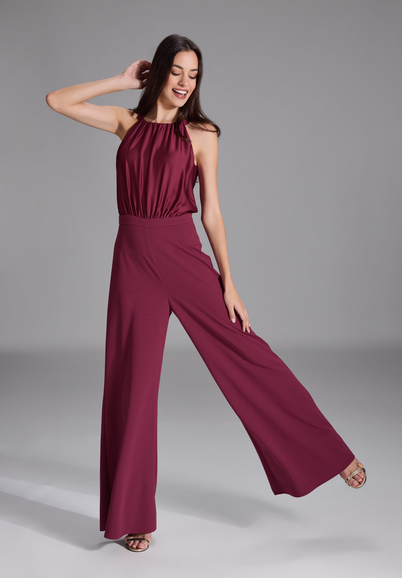 Jumpsuit mit amerikanischem Ausschnitt aus Material Mix