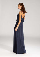 Abendkleid aus Satin mit angedeutetem Wasserfallausschnitt