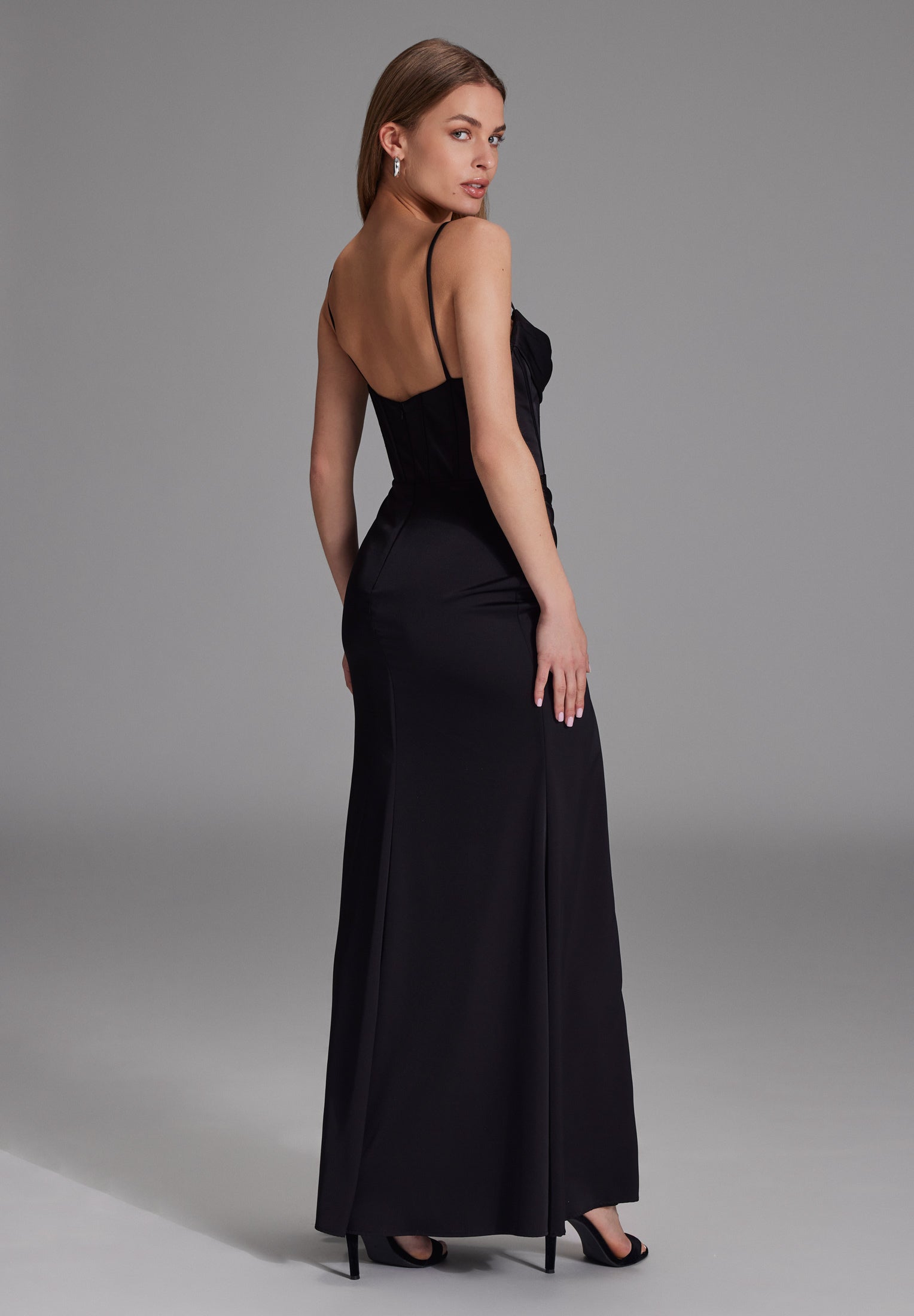 Satinkleid mit Drapierung und Beinschlitz