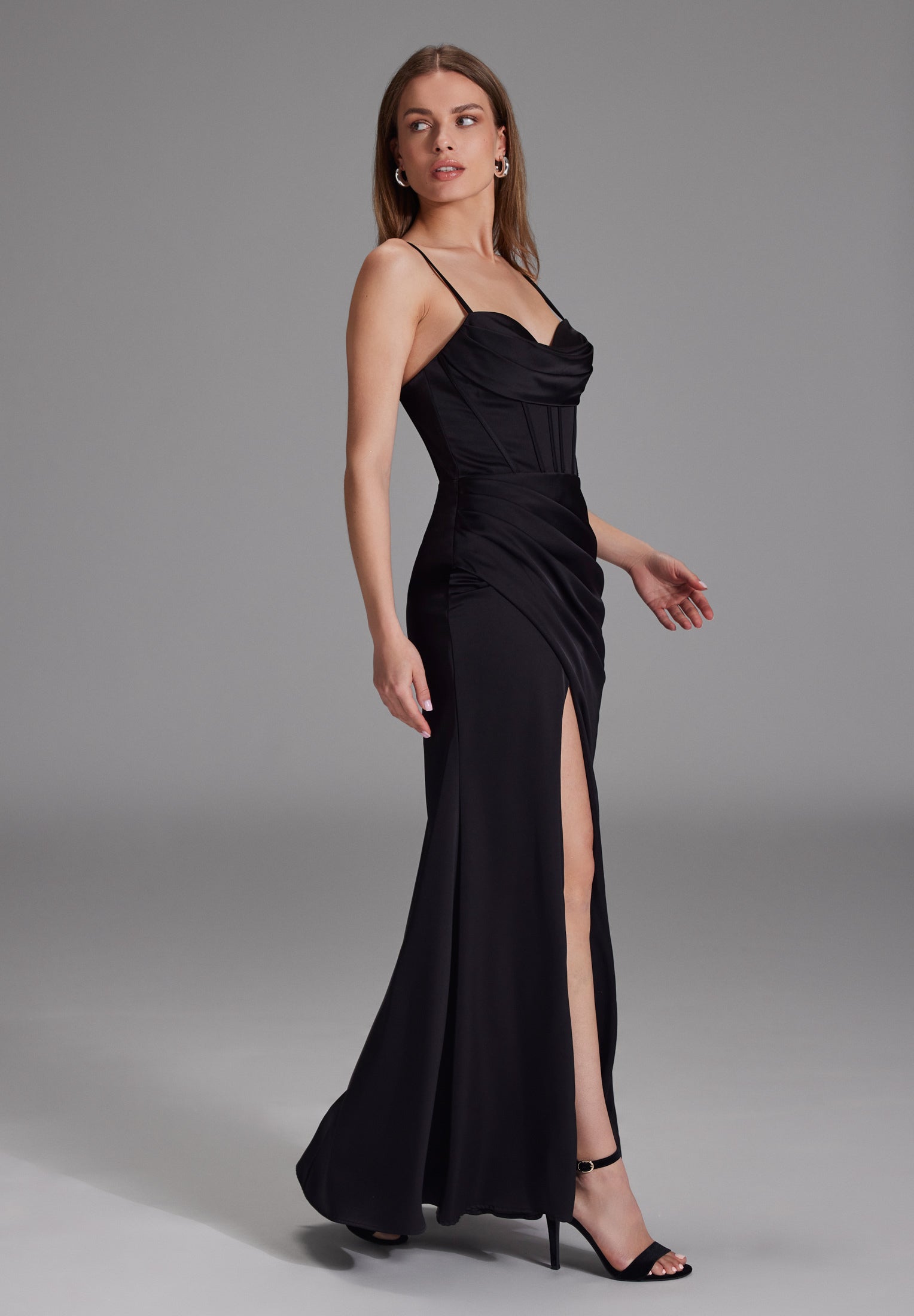 Satinkleid mit Drapierung und Beinschlitz