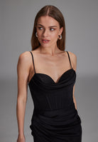 Satinkleid mit Drapierung und Beinschlitz