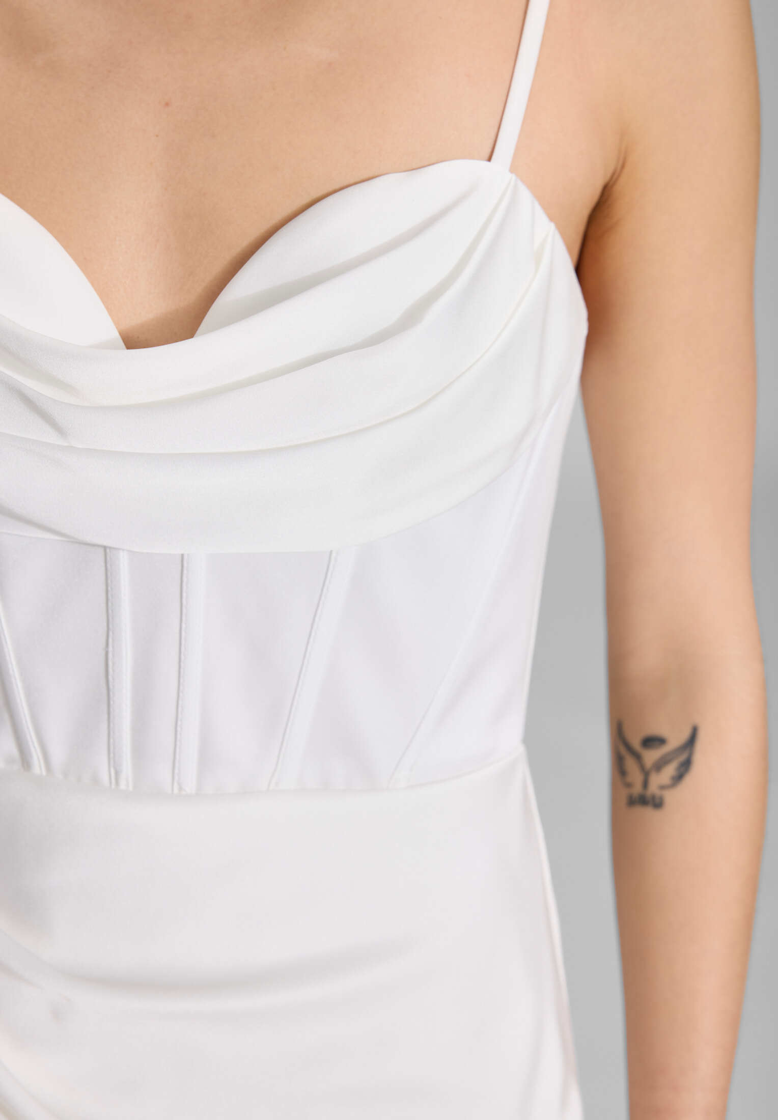 Satinkleid mit Drapierung und Beinschlitz