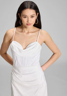 Satinkleid mit Drapierung und Beinschlitz