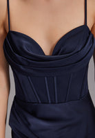 Satinkleid mit Drapierung und Beinschlitz