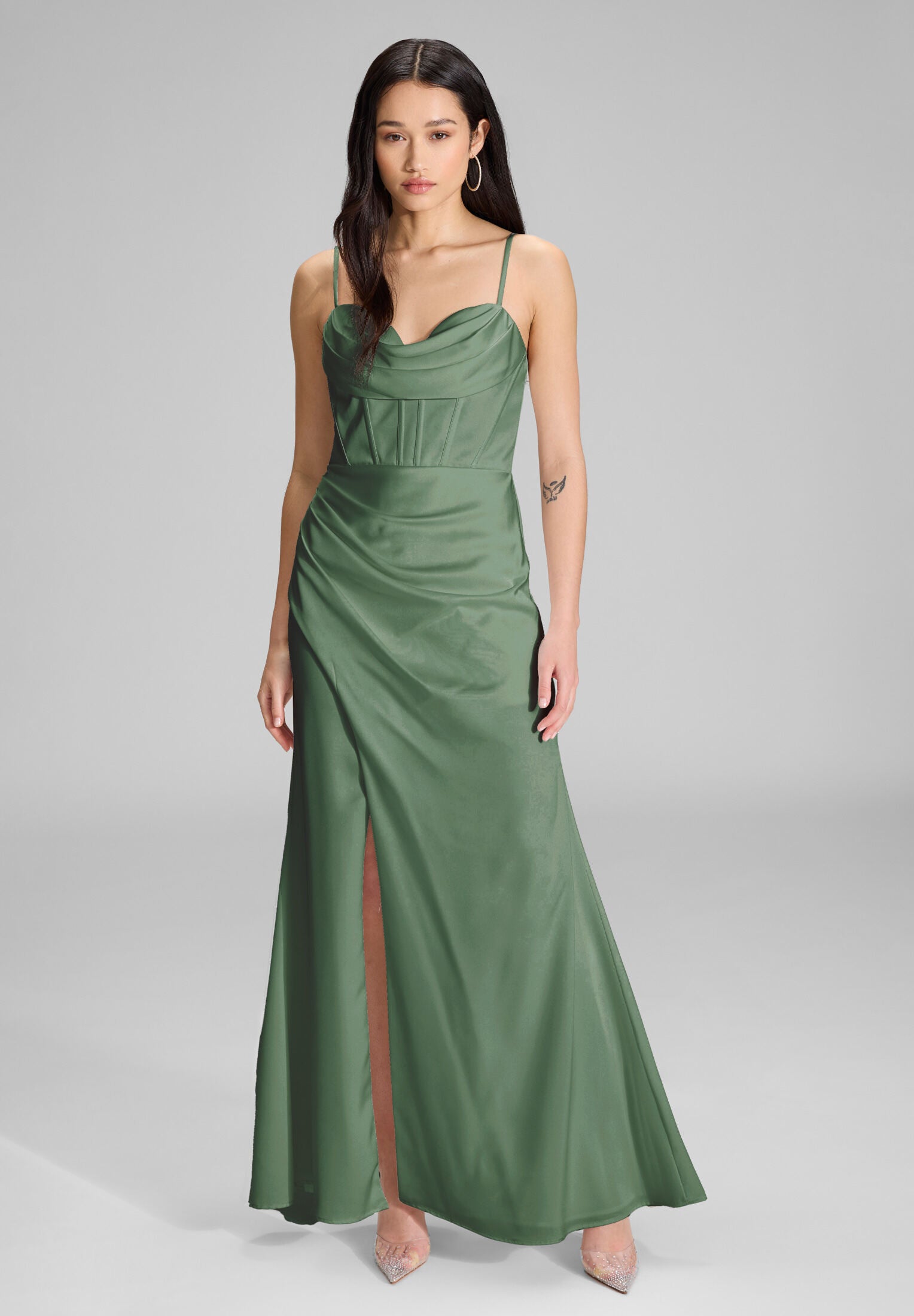 Satinkleid mit Drapierung und Beinschlitz leaf green