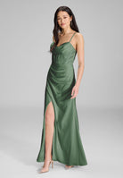 Satinkleid mit Drapierung und Beinschlitz