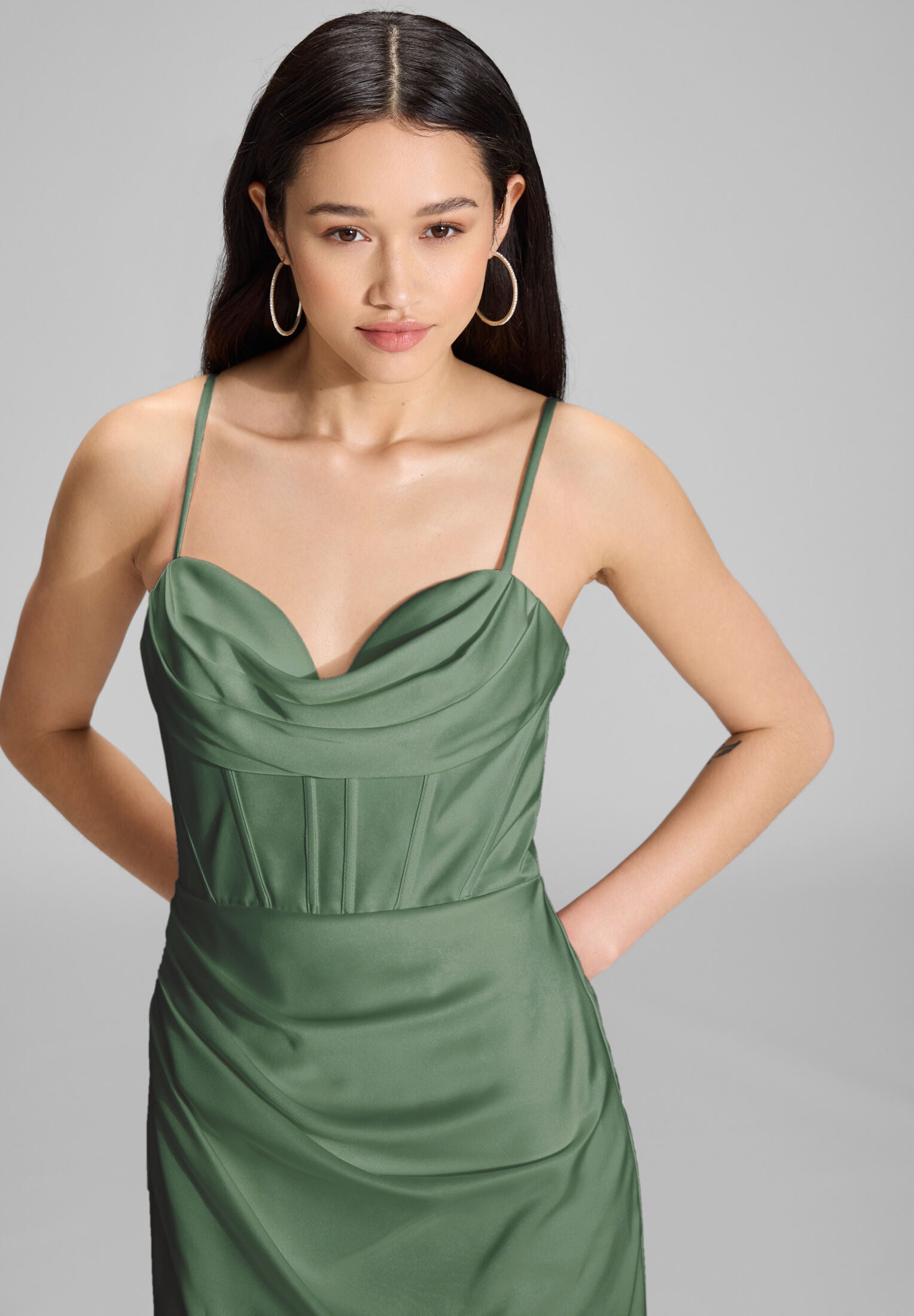 Satinkleid mit Drapierung und Beinschlitz