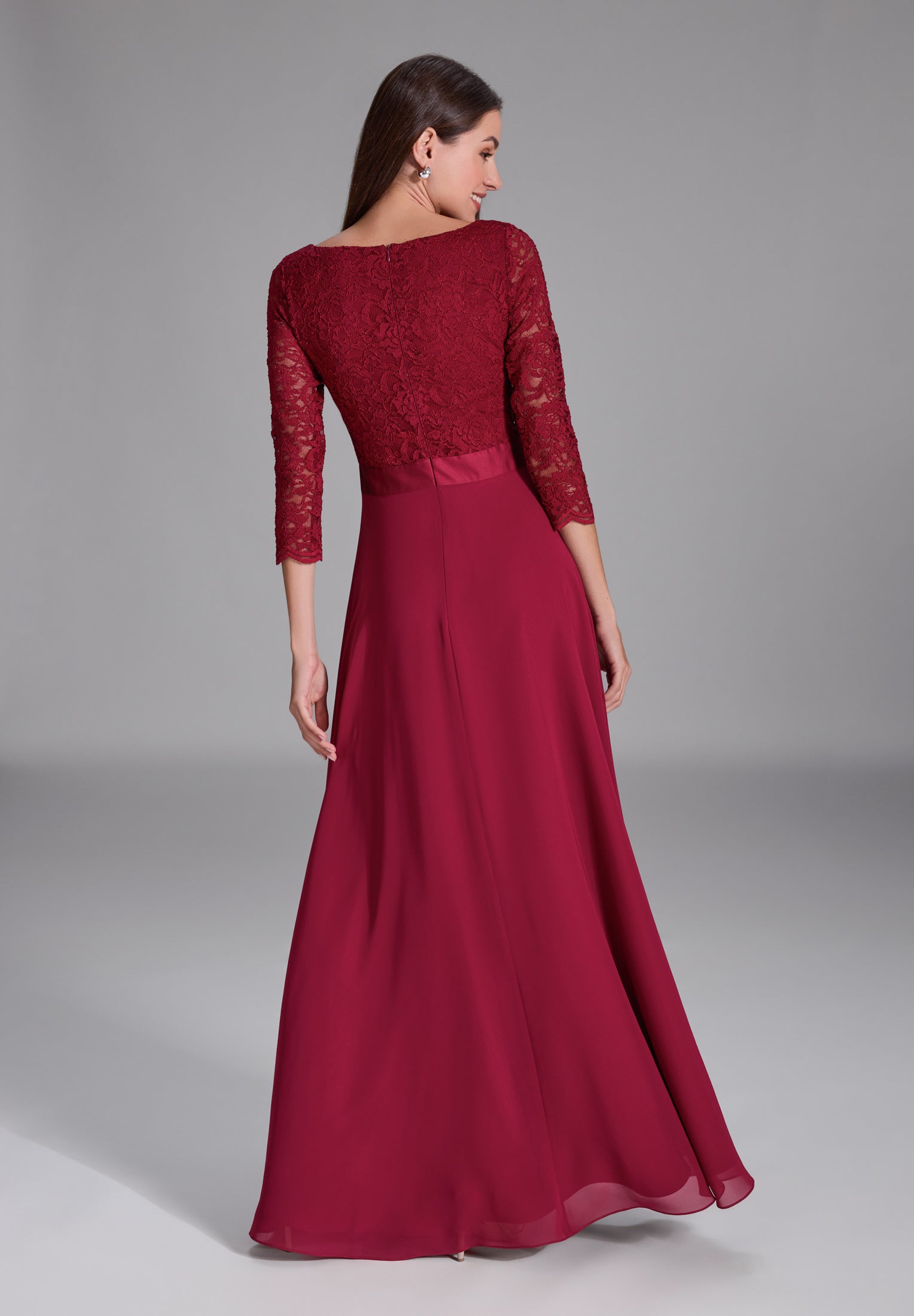 Abendkleid aus Spitze und Chiffon mit ¾ Arm