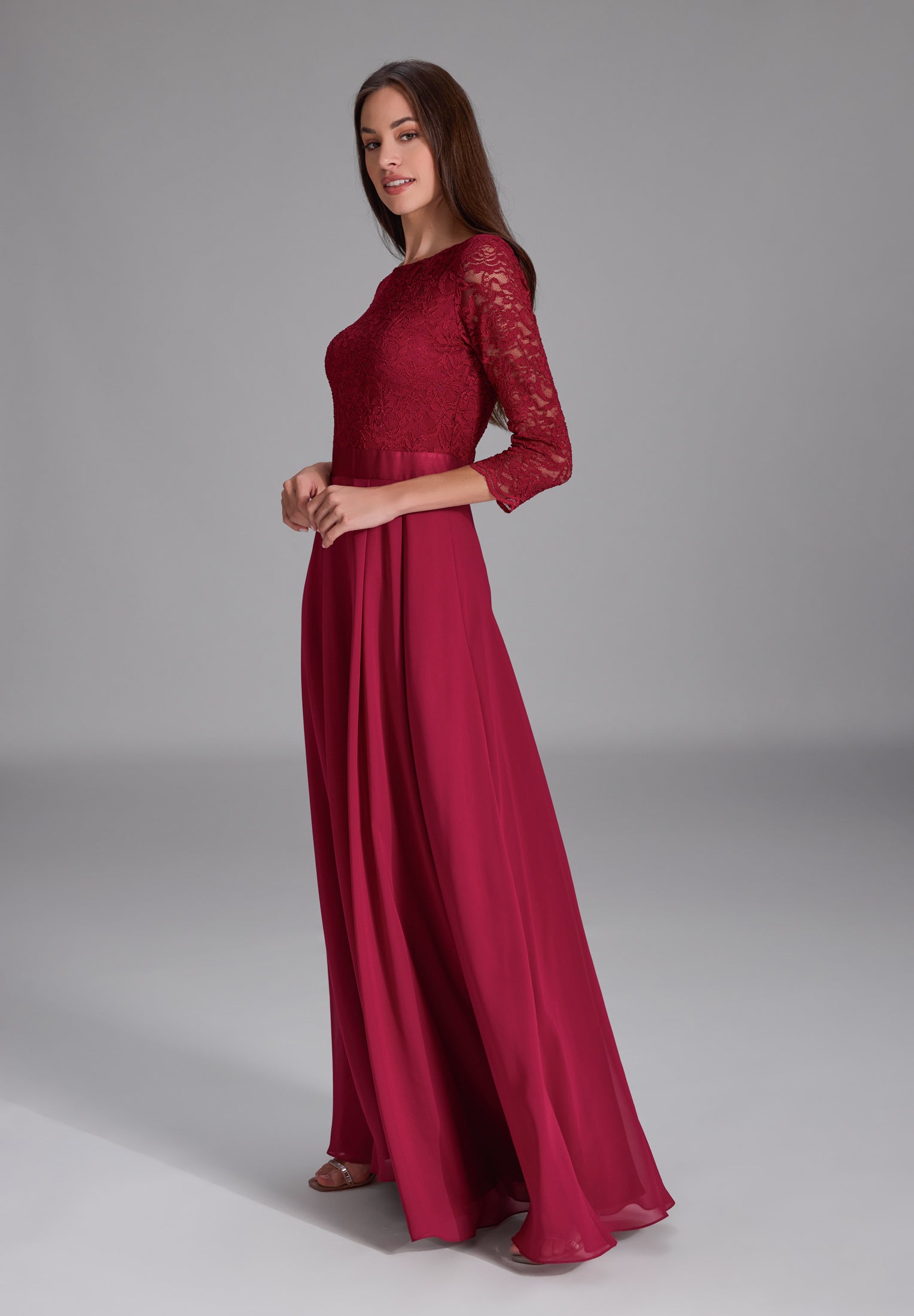 Abendkleid aus Spitze und Chiffon mit ¾ Arm