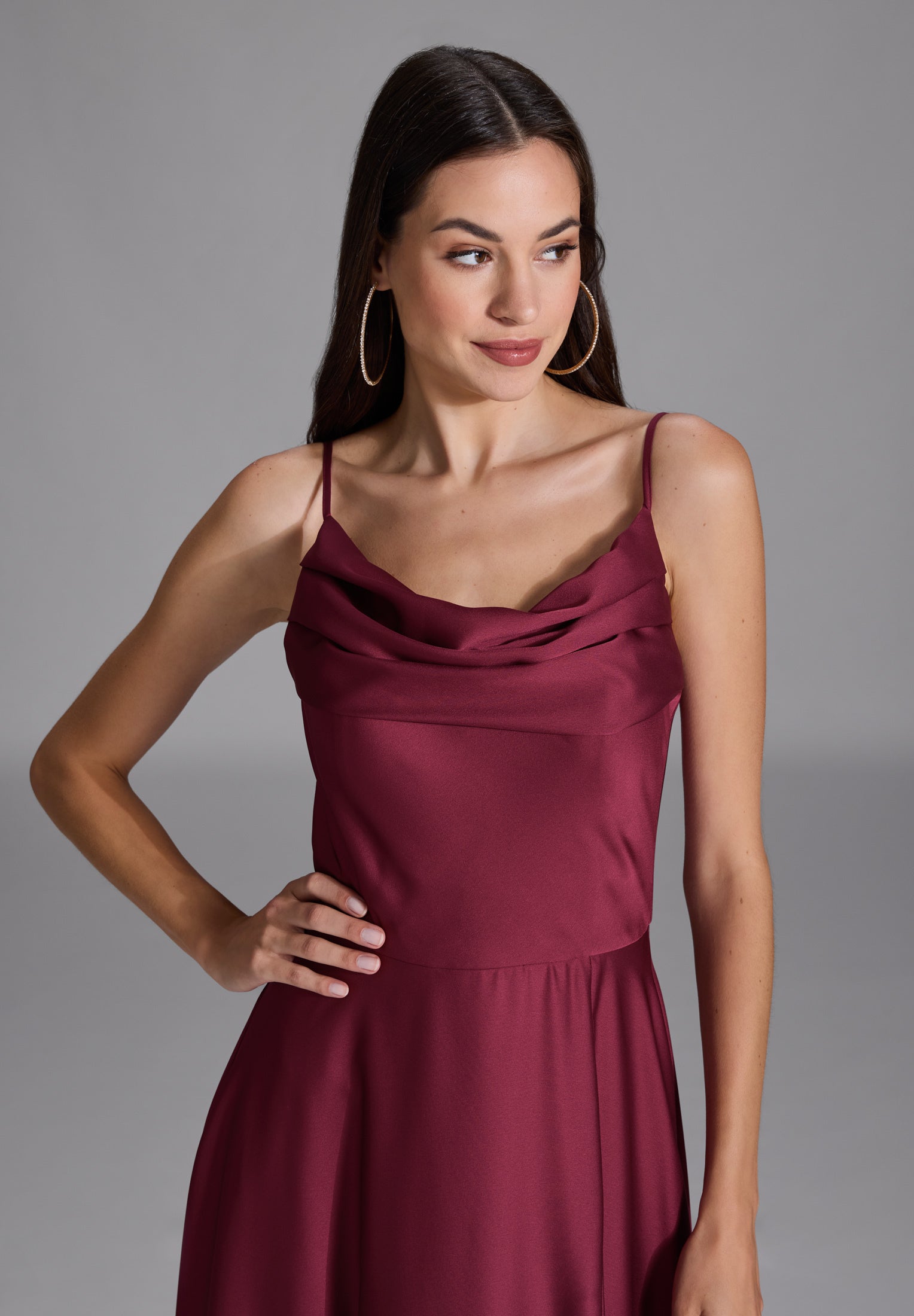 Abendkleid aus nachhaltigem Satin mit Wasserfall-Ausschnitt und Beinschlitz