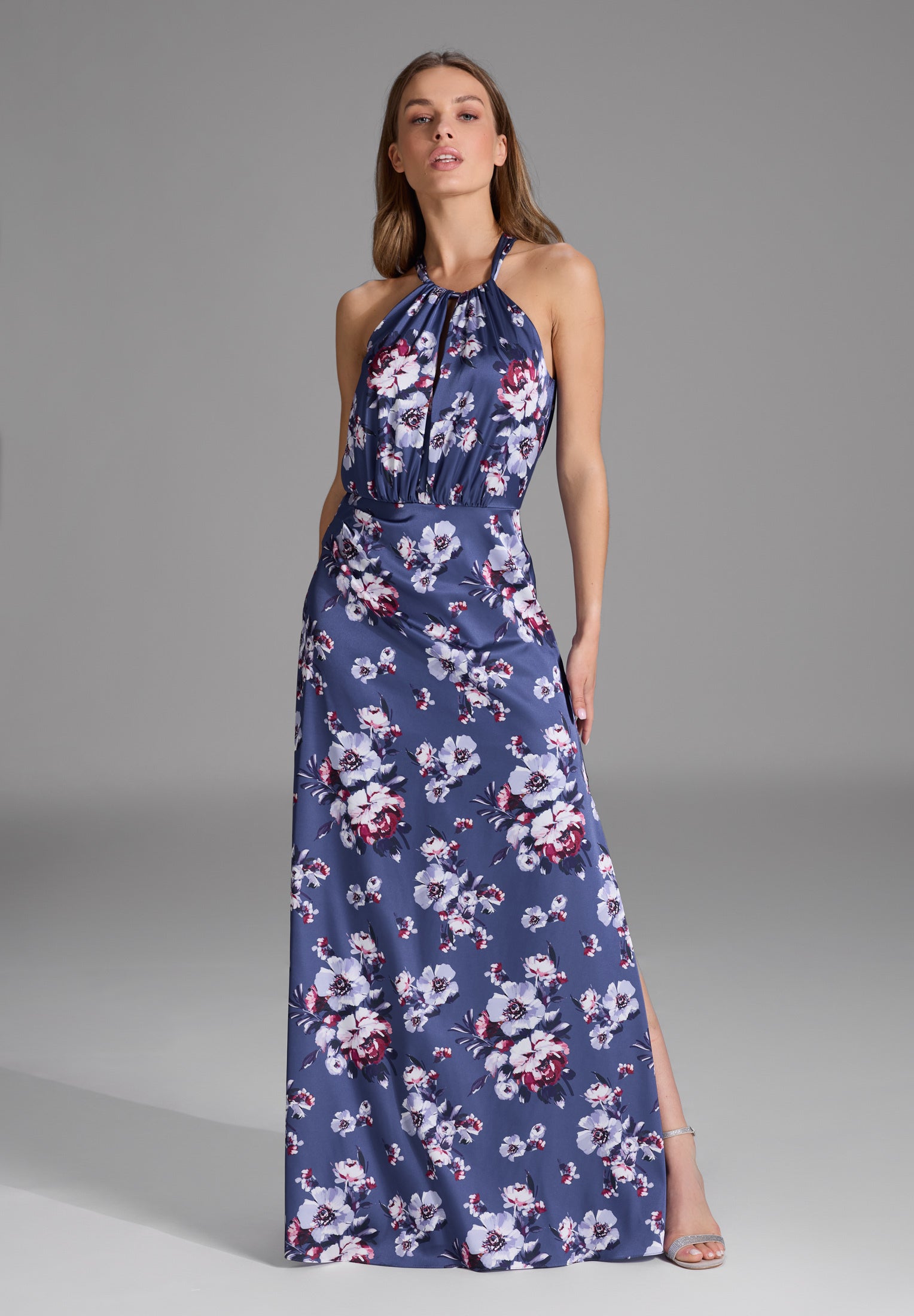 Abendkleid mit amerikanischem Ausschnitt aus bedrucktem Satin future blue | multi