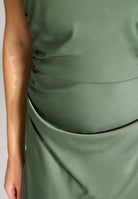 Midikleid aus Satin mit Rückenausschnitt