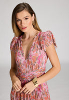 Abendkleid aus bedrucktem Plissee Jersey mit betonter Schulter