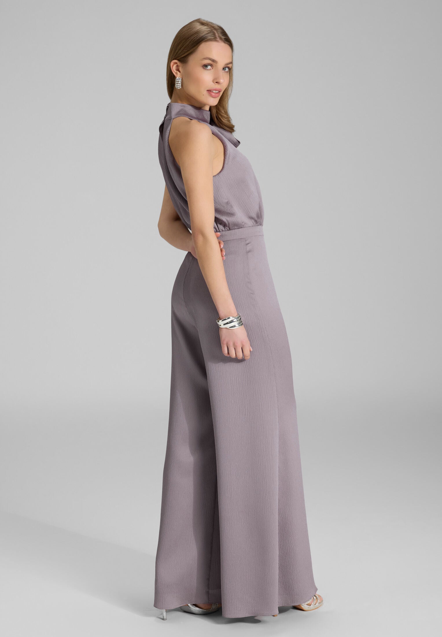 Jumpsuit mit Schluppe aus gehämmertem Satin