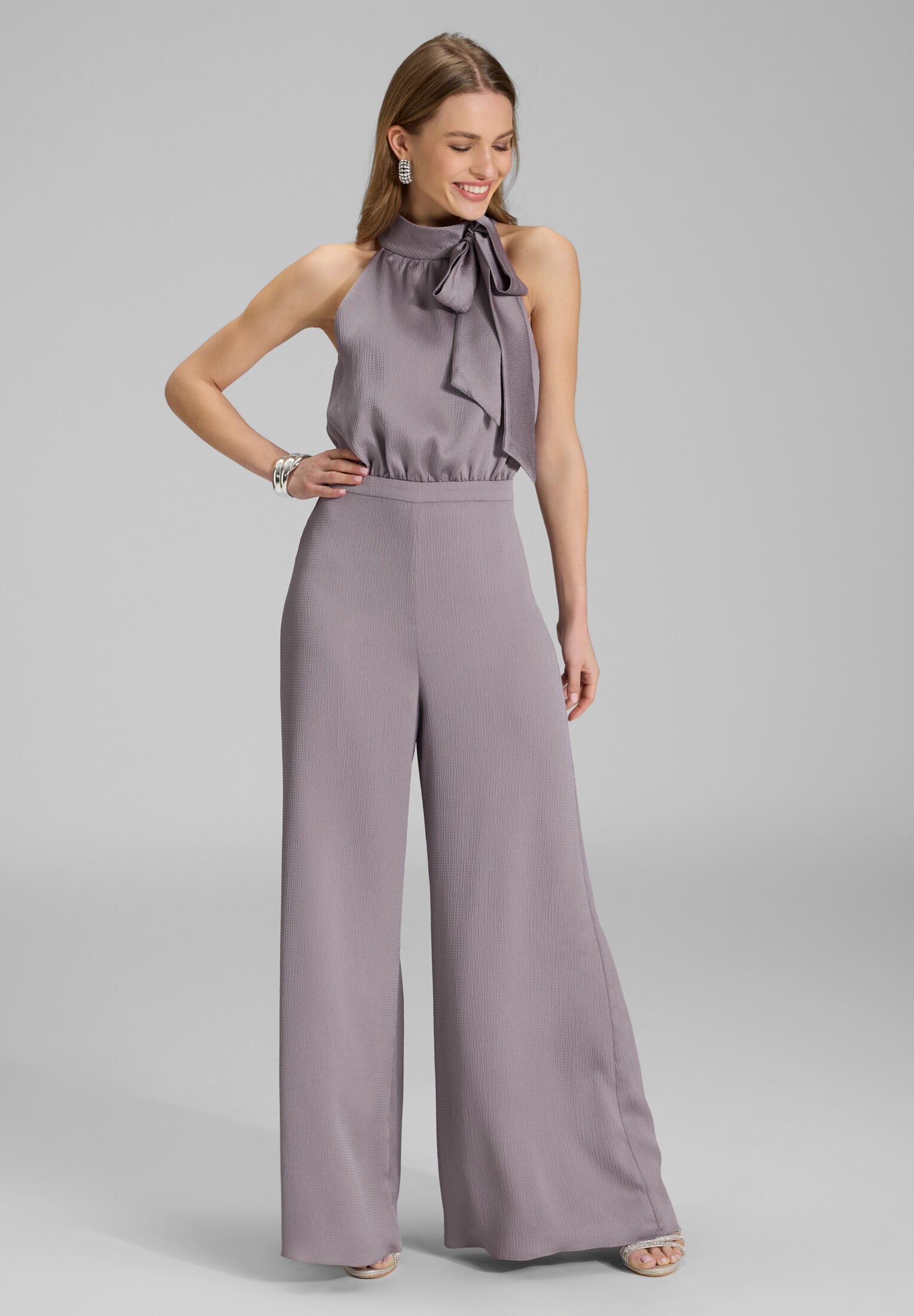 Jumpsuit mit Schluppe aus gehämmertem Satin mauve purple