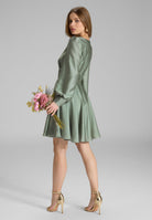 Cocktailkleid aus nachhaltigem Satin mit langen Ärmeln und Raff Details