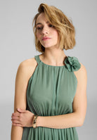 Abendkleid aus Crinkle Chiffon mit dekorativer Blüte