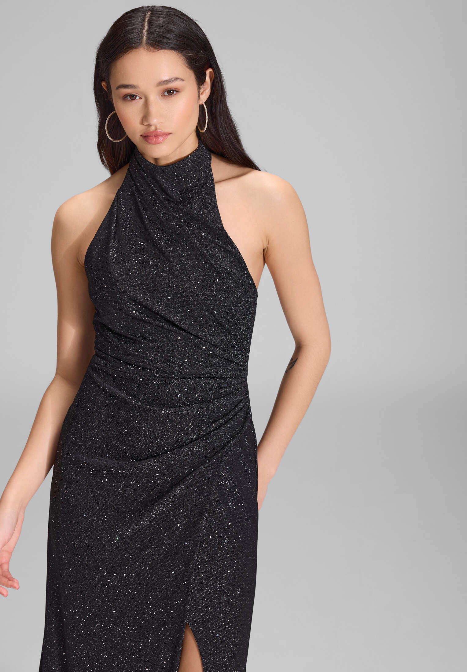 Hochgeschlossenes Abendkleid Schimmereffekt