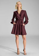 Cocktailkleid aus Satin mit breiten Manschetten, Wickel Oberteil und Tellerrock merlot