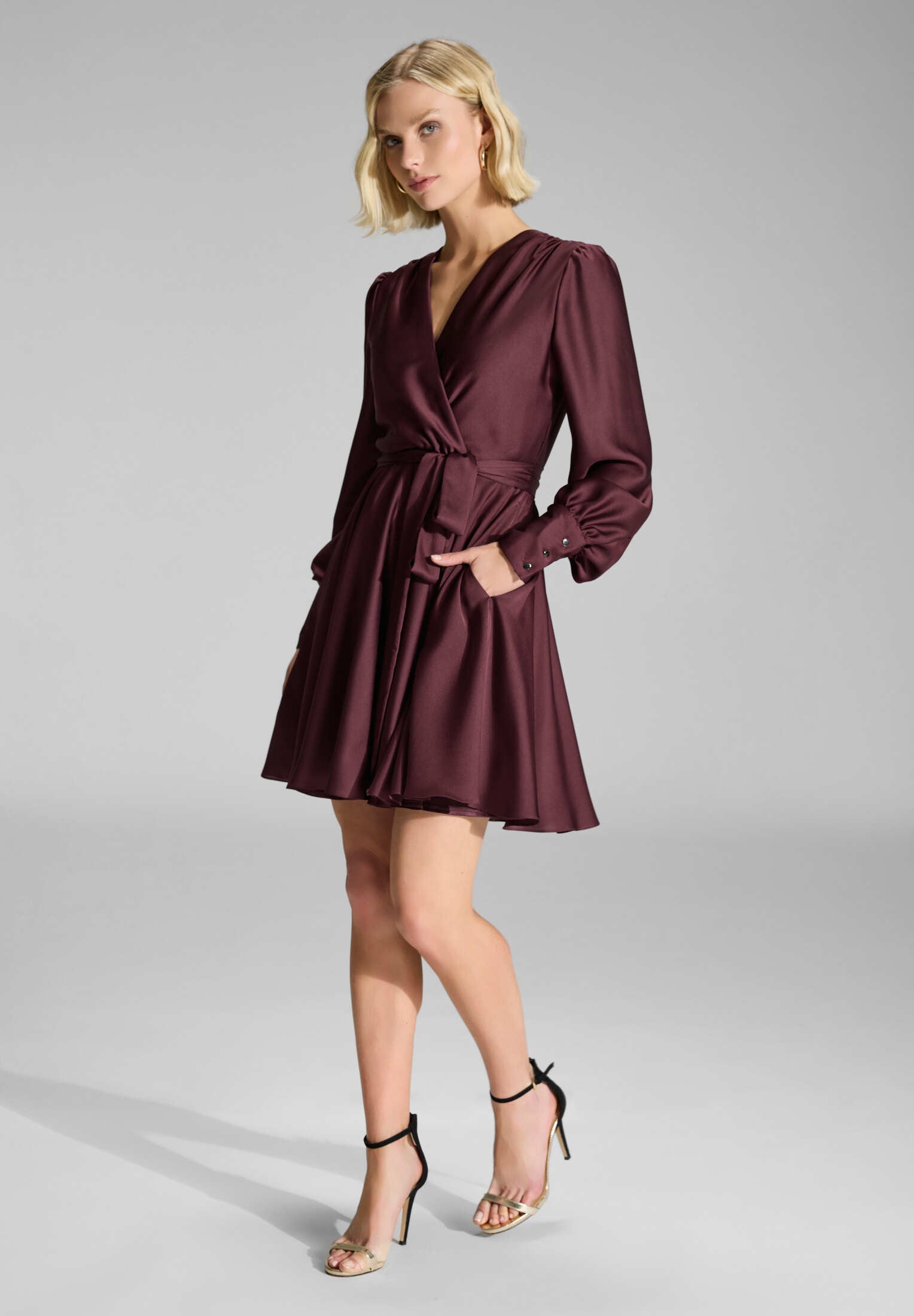 Cocktailkleid aus Satin mit breiten Manschetten, Wickel Oberteil und Tellerrock