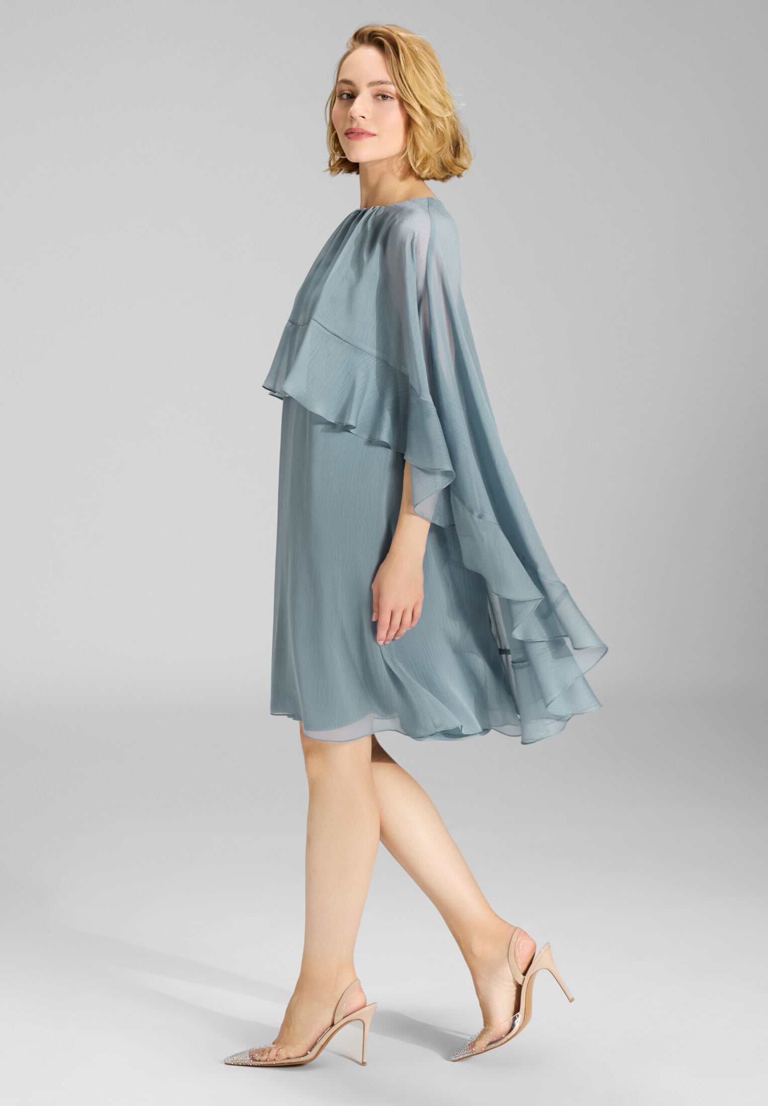 Kurzes Cape-Kleid aus Crinkle Chiffon mit Volants
