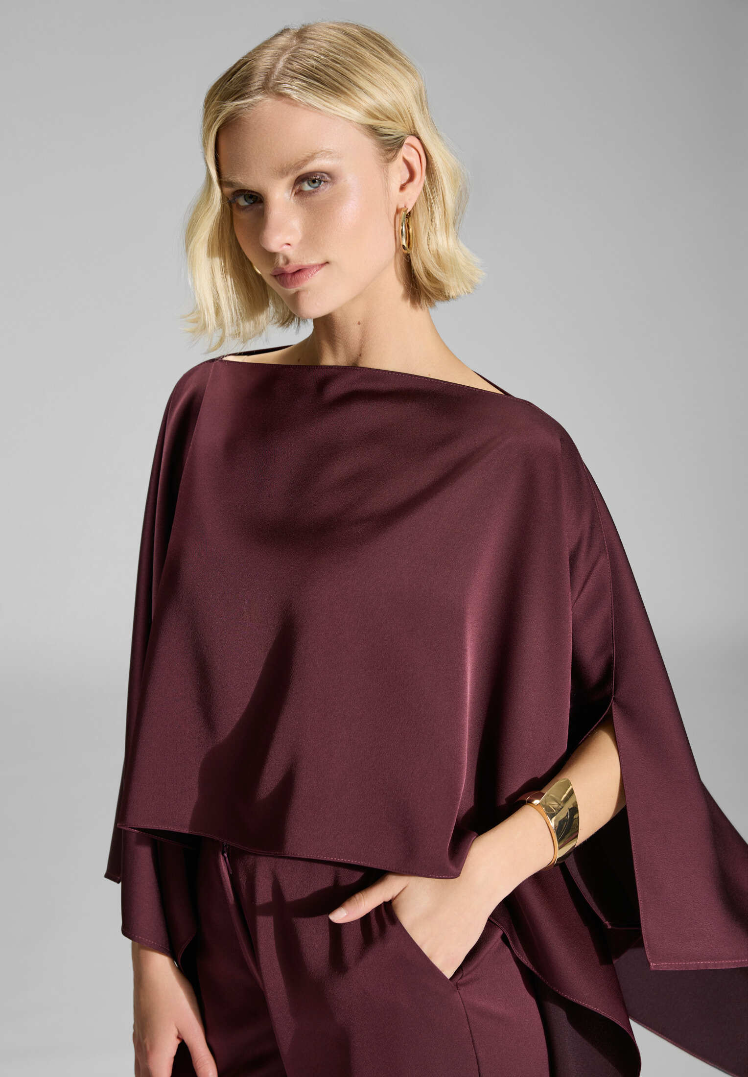 Stola-Top aus Satin mit seitlichen Schlitzen